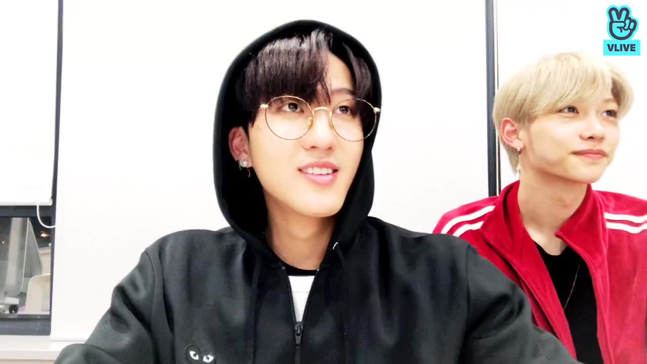 9 участница фф. V Live Stray Kids. Vlive Stray Kids 2022. Stray Kids 2024. Vlive с русским языком.