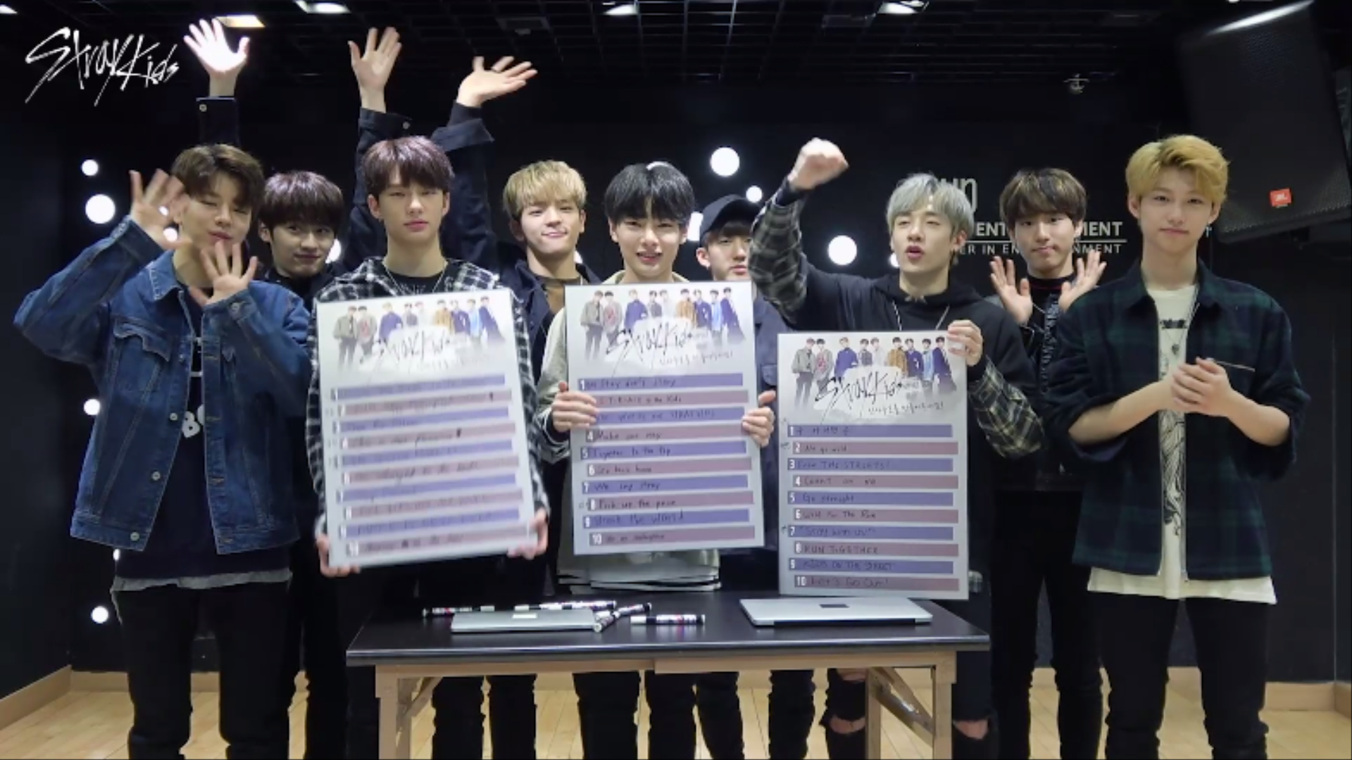 Jyp shop stray. JYP Entertainment Stray Kids шоу. Здание JYP Entertainment в Корее Stray Kids. Stray Kids Приветствие. Приветствие в Корее Stray Kids.